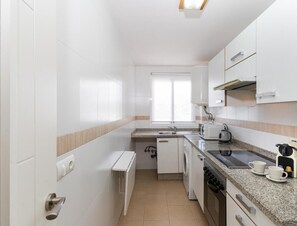 Refrigerador, microondas, cafetera y tetera y tostadora 