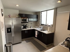 Refrigerador, microondas, horno y parrilla de estufa 