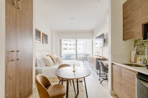 1 habitación, escritorio, tabla de planchar con plancha y wifi gratis