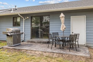 Outdoor dining - Updated & Cozy 3 BDR Home (O'Fallon)