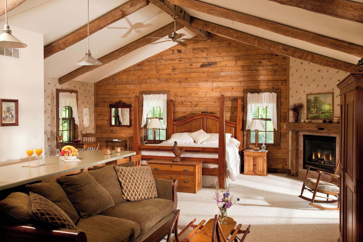 Tamarack Cabin, 1 King Bed, Non Smoking, Jetted Tub | 1 bedroom, Egyptian cotton sheets, premium bedding, pillowtop beds