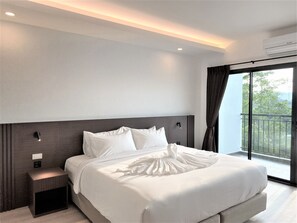 Habitación Deluxe, 1 cama de matrimonio grande, bañera | Caja fuerte, escritorio, espacio para trabajar con un portátil