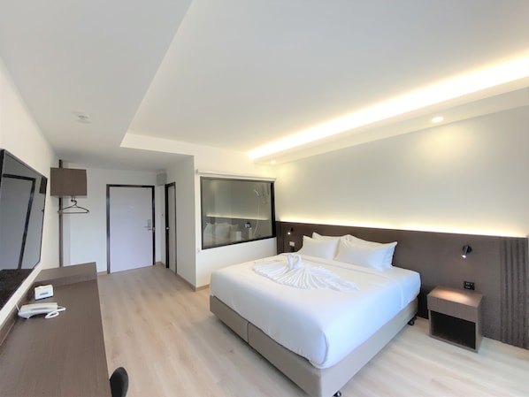 Deluxe Room, 1 King Bed, Bathtub | In-room safe, desk, laptop workspace, blackout drapes