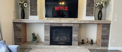 Smart-TV, Kamin, Bücher