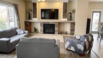 Smart TV, chimenea y libros