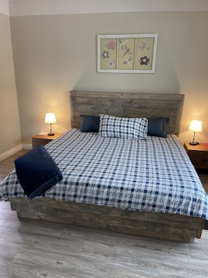 3 habitaciones, tabla de planchar con plancha y cuna de viaje 