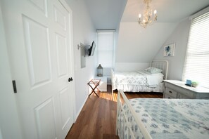 4 bedrooms, iron/ironing board, WiFi, bed sheets