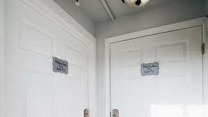 Zwei weiße Türen mit Schildern, auf denen 'Wisteria House Suite #3' und 'Wisteria House Suite #2' steht.