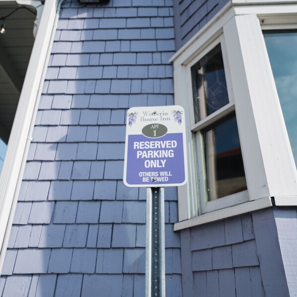Señal que indica estacionamiento reservado para un hotel.