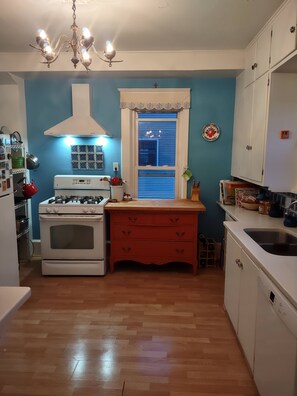 Jääkaappi, mikroaaltouuni, uuni, astianpesukone