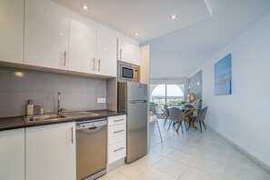 Fridge, microwave, oven, dishwasher - Pleasant duplex with sea view (Empuriabrava)