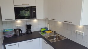 Køleskab, mikrobølgeovn, ovn, kogeplade