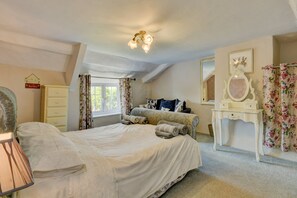 2 bedrooms, iron/ironing board, internet, bed sheets