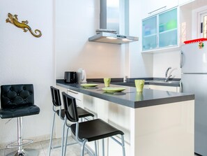 Fridge, microwave, oven, coffee/tea maker