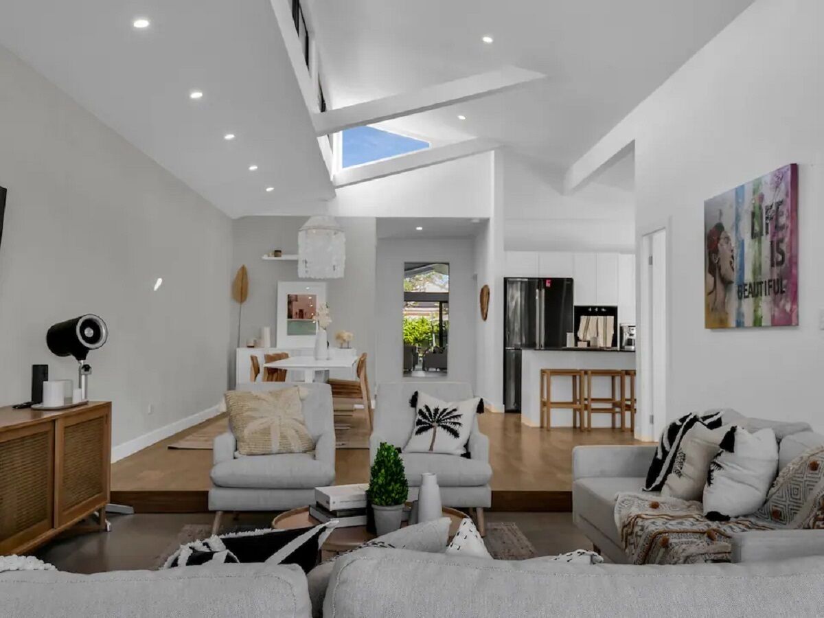 Smart TV, books, stereo