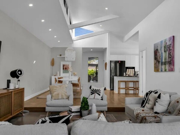 Smart TV, books, stereo