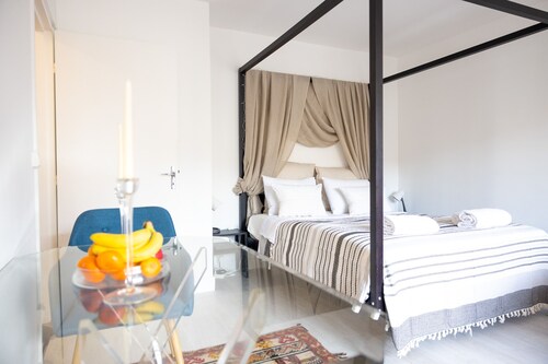 Peaceful Nest City Shelter close to Montmartre