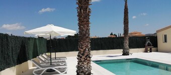 Villa - Sleeps 4 - Pool - Patio - Parking