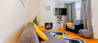 Stylish 3-Bed House with Free Parking & Wifi