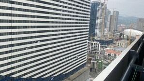 Un moderno edificio de gran altura con fachada curva y numerosas ventanas.