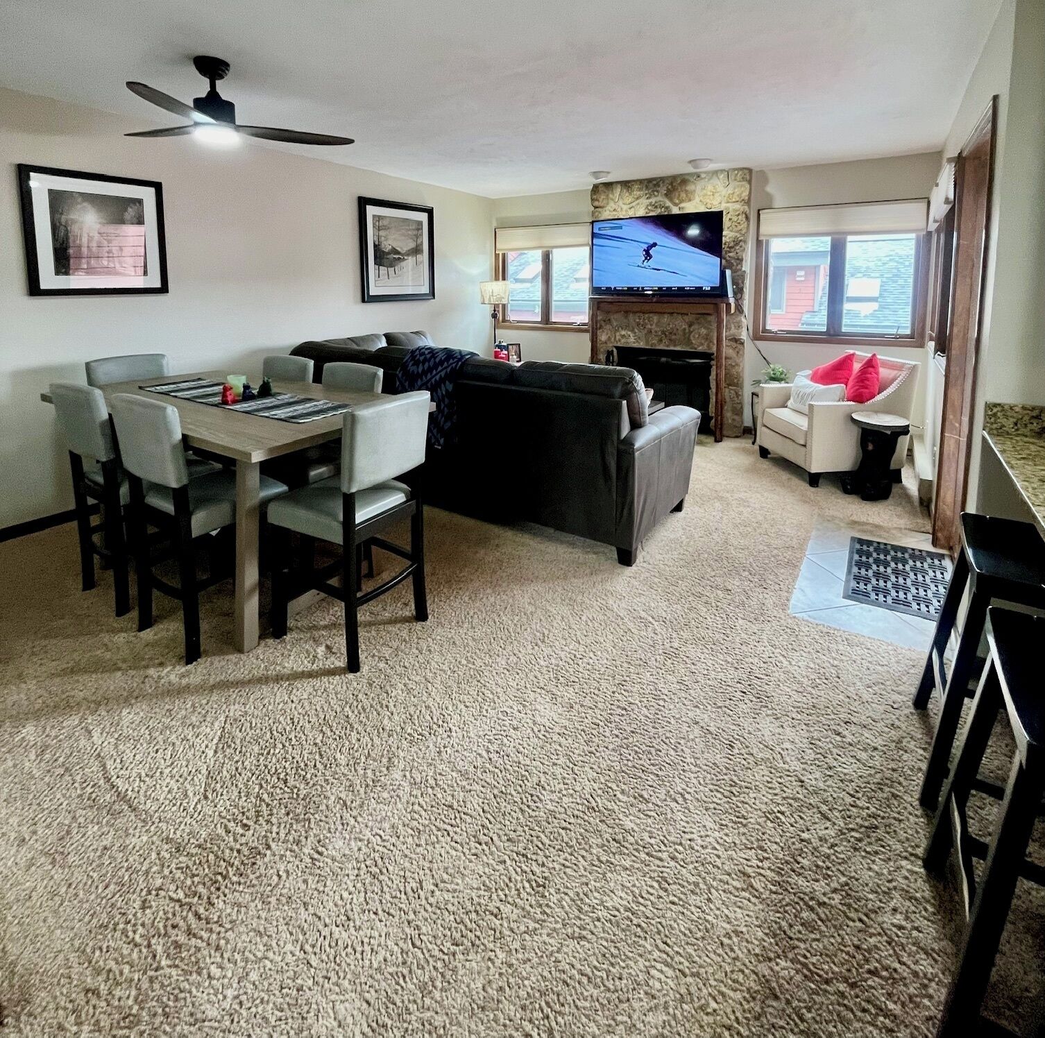 Relaxing 3 Bedroom Townhome-Great floor plan for Friends/Family+in unit Hot Tub!