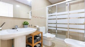 Een douche, een haardroger, handdoeken