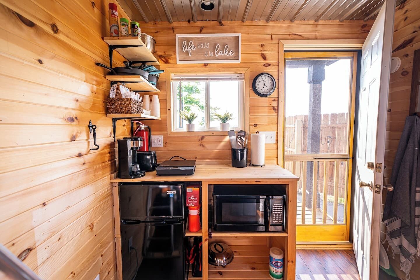 Mikrobølgeovn, kaffetrakter/tekoker, brødrister og steketakke