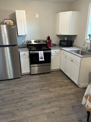 Private kitchen - Modern Comforts: Discover the Best of Oswego from Our Stylish Retreat! (Oswego)