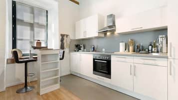 Fridge, oven, stovetop, dishwasher