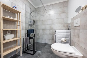 Douche, sèche-cheveux, serviettes fournies