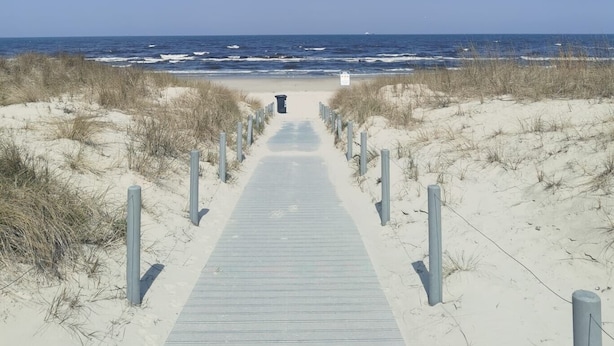 A wooden boardwalk leading to a beach with sand dunes and a clear blue sky. - Apartment "Villa Adler - Seeblick" with Lake View (Seebad Ahlbeck)