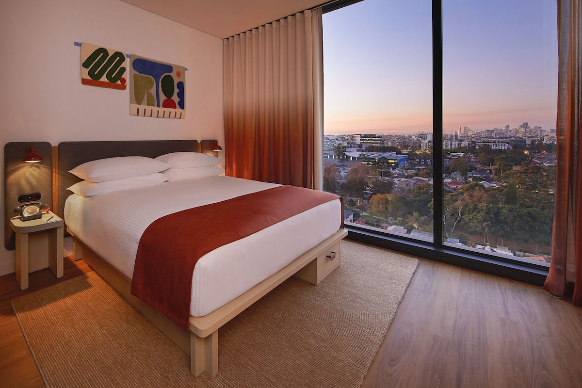 Moxy King Sleeper, 1 King, High Floor | Hypo-allergenic bedding, pillowtop beds, in-room safe, laptop workspace
