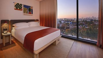 Moxy King Sleeper, 1 King, High Floor