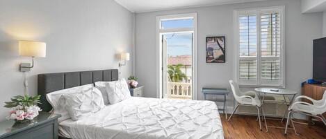 Tabla de planchar con plancha, wifi gratis, ropa de cama