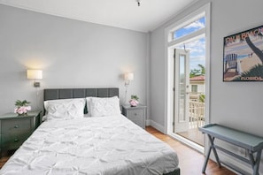 Tabla de planchar con plancha, wifi gratis, ropa de cama