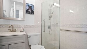 Ein modernes Badezimmer mit Toilette, Waschbecken und Dusche.