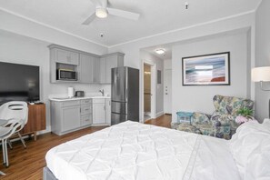 Tabla de planchar con plancha, wifi gratis, ropa de cama