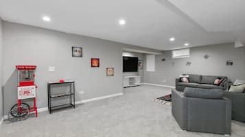 Een smart-tv en een open haard