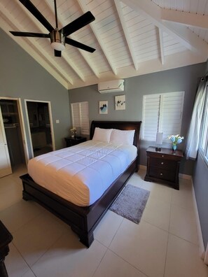 3 室のベッドルーム、セーフティボックス (室内)、アイロン / アイロン台、旅行用ベビーベッド