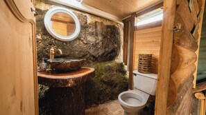 Chambre Standard | Salle de bain | Savon, papier toilette