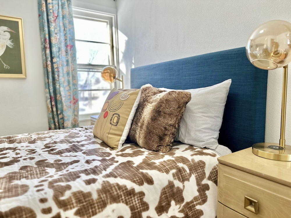 Brand New Stylish Condo near Trails & Downtown Oskaloosa Vrbo