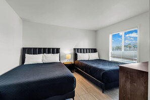 4 habitaciones, escritorio y tabla de planchar con plancha