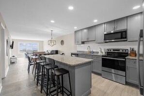 Réfrigérateur, four à micro-ondes, un four, surface de cuisson