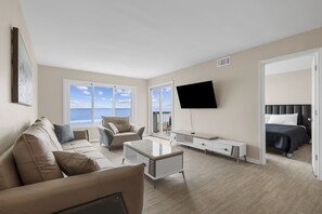 4 chambres, bureau, fer et planche à repasser, lit de bébé portatif