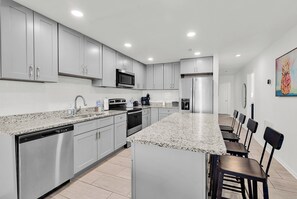 冰箱、微波炉、烤箱、炉灶