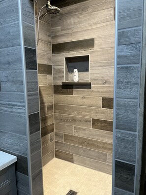 Dusche, Handtücher, Seife, Toilettenpapier