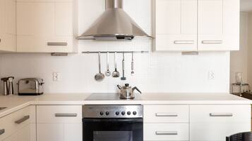 Deluxe Apartment | Private kitchen | Fridge, microwave, oven, stovetop