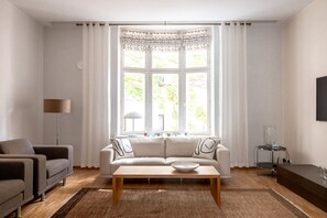 Deluxe-Apartment | Wohnbereich | 40-Zoll-Flachbildfernseher mit Kabelempfang, Fernseher