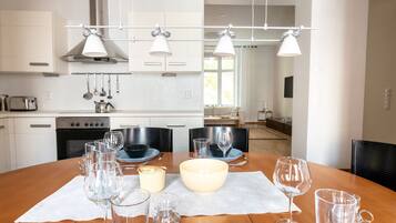 Deluxe Apartment | Private kitchen | Fridge, microwave, oven, stovetop