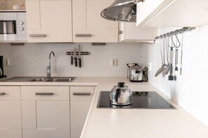 Apartamento luxo | Cozinha privada | Geladeira, micro-ondas, fogão, cooktop